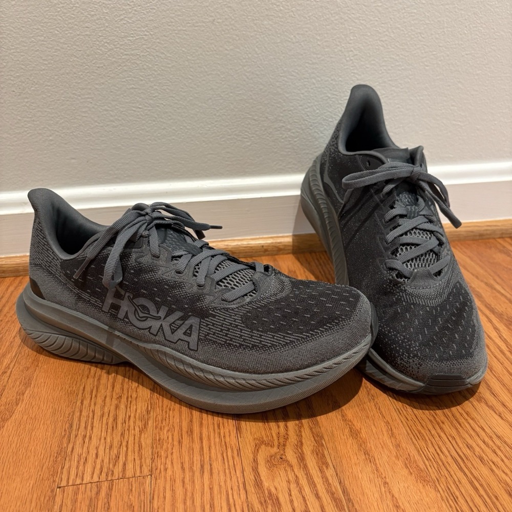 Hoka One One Men's Mach 6 Triple Black Sz 11 D EUC 1147790-BBLC